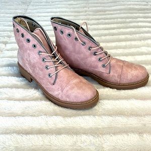 Tan colored boots with zipper accents. Size 9.